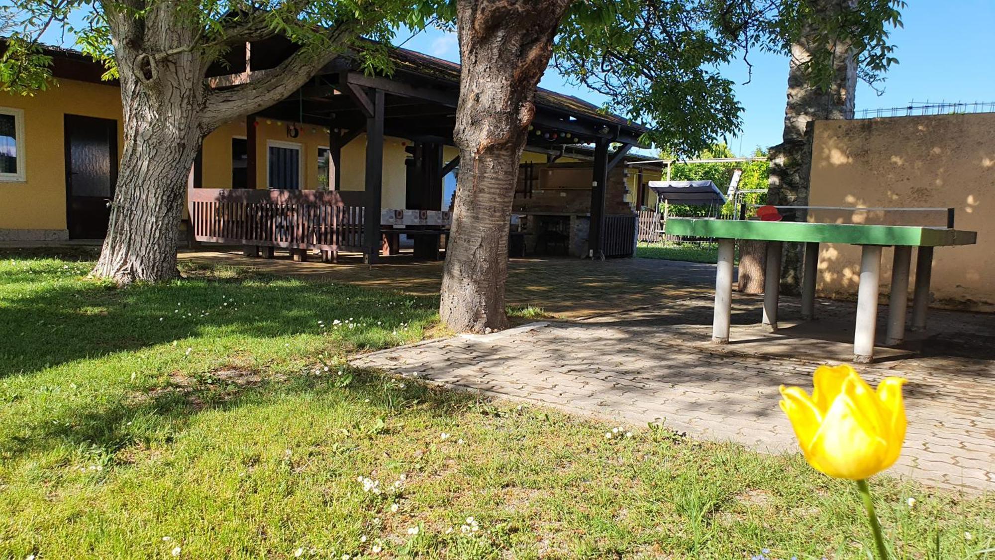 Hotel Penzion Koliesko Veľký Meder Exterior foto